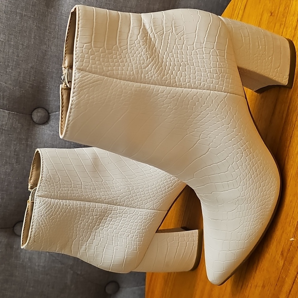 Steve Madden Nadalie Light Bone Crocodile Embossed Pointed-Toe Booties 6 M